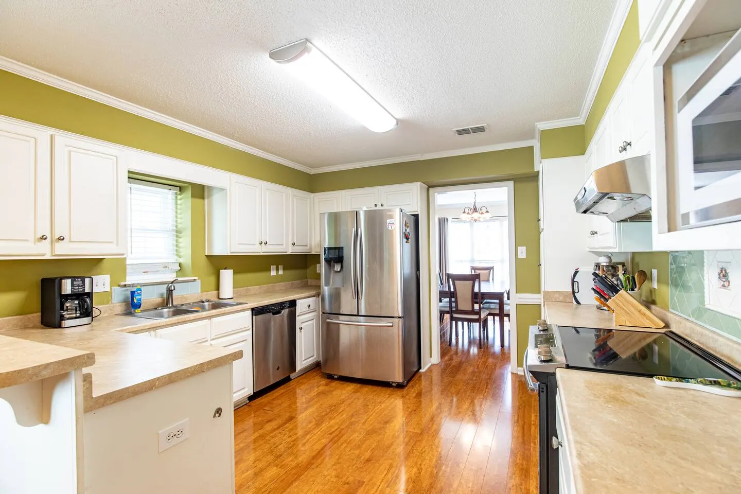 3 Bedroom 2.5 Bath Fenced Backyard 12