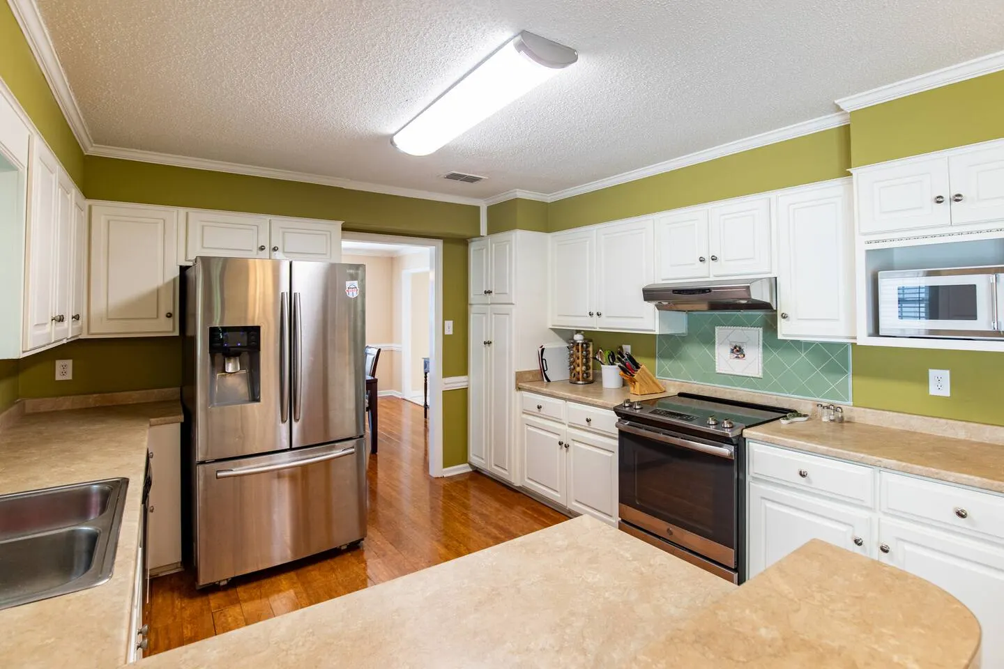 3 Bedroom 2.5 Bath Fenced Backyard 13