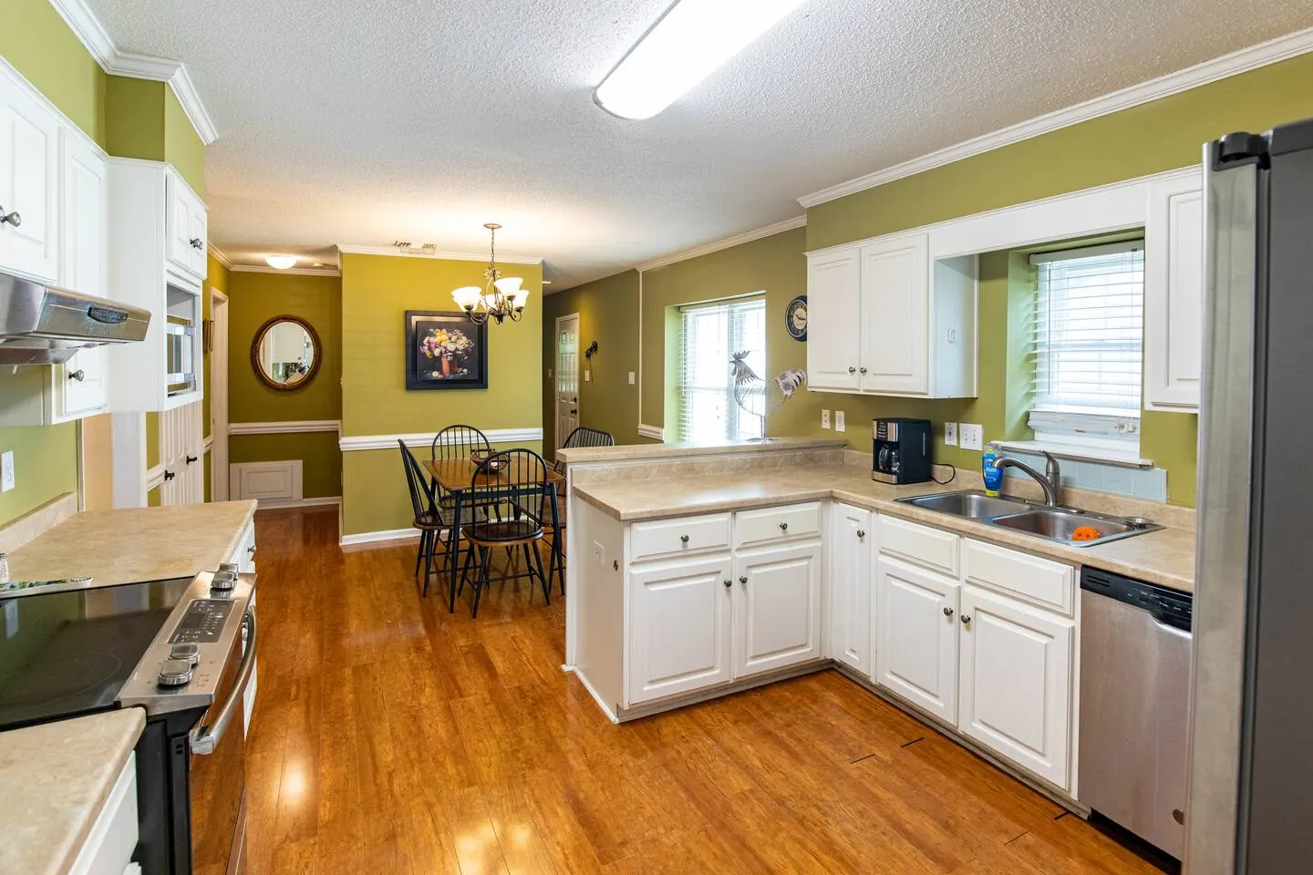 3 Bedroom 2.5 Bath Fenced Backyard 14