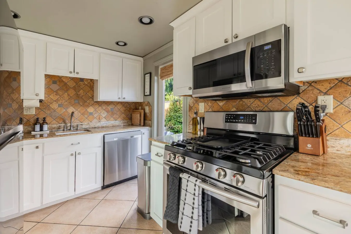The Ballard Vista Sleeps 6 + Patio & Fire Pit 13