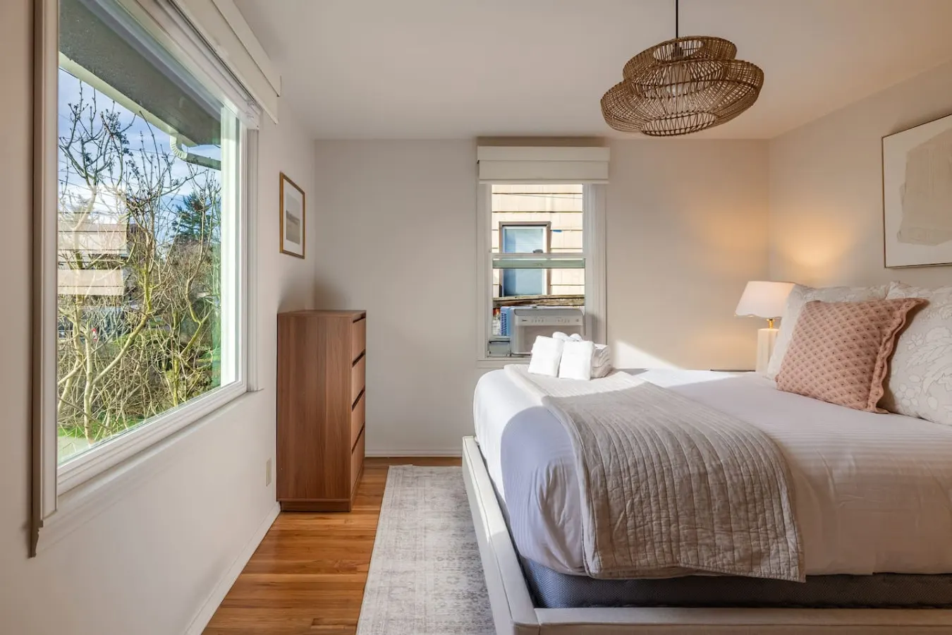 The Ballard Vista Sleeps 6 + Patio & Fire Pit 19