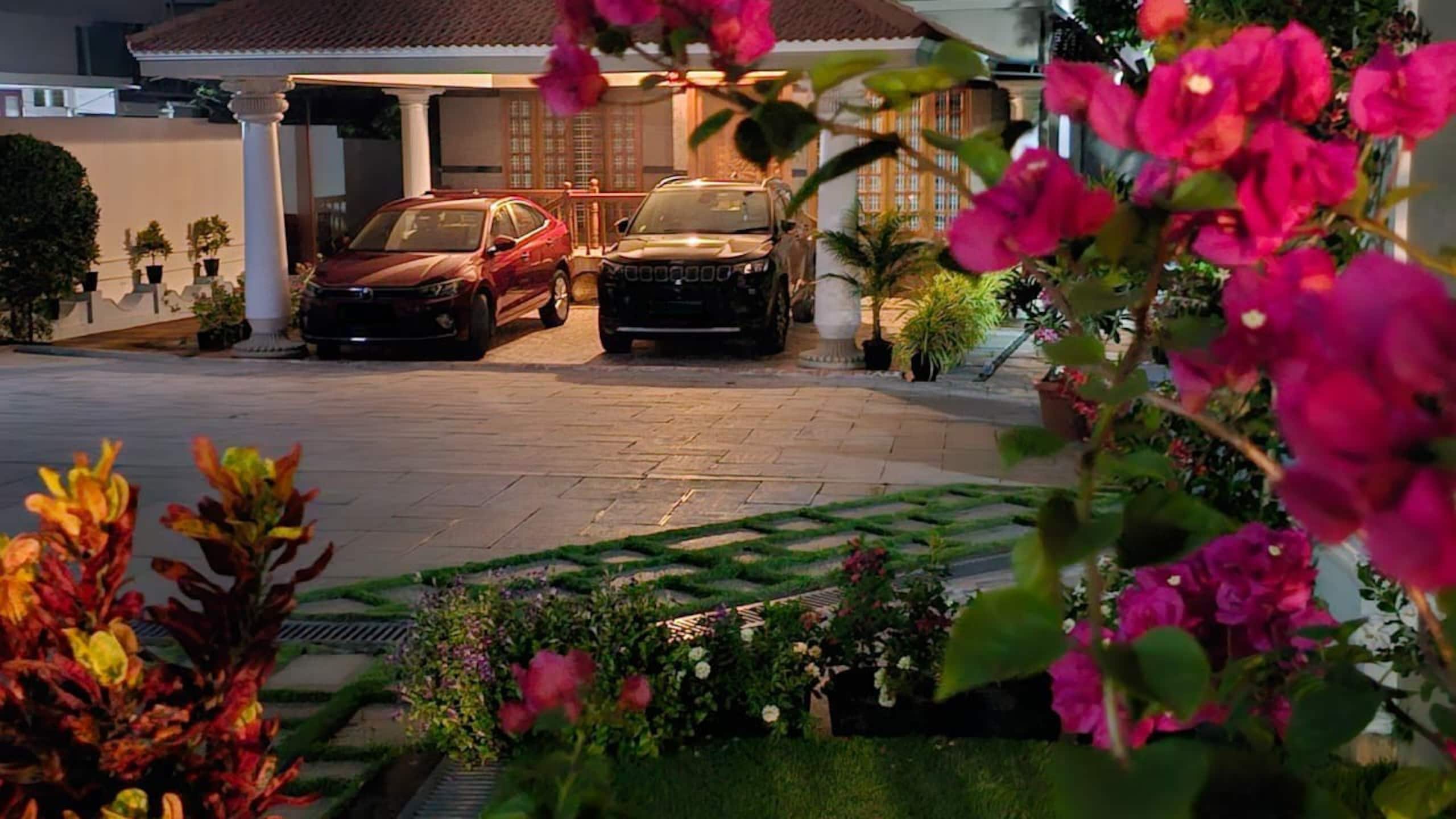 VILLA 709: Luxurious villa near Metro station. 1