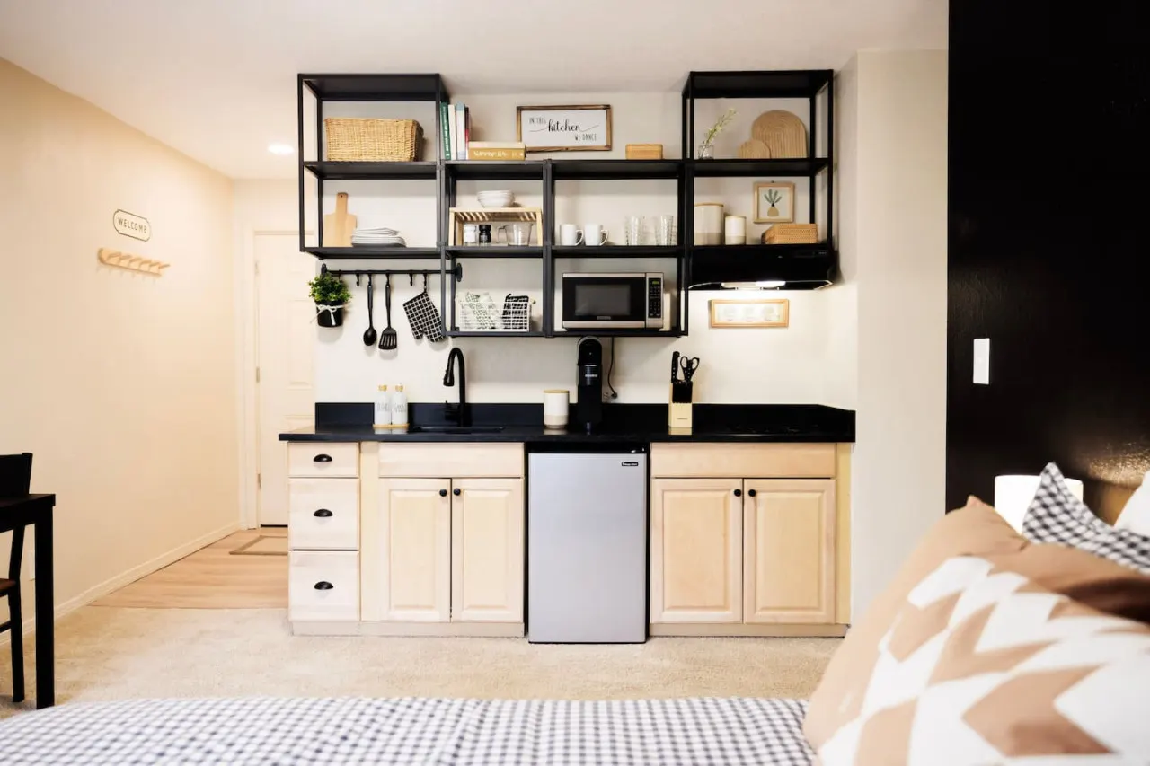 Modern Studio & Kitchenette in Greenwood Village — photo 3