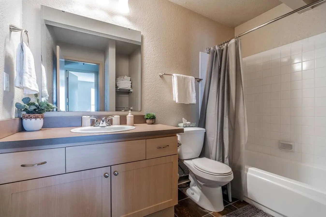 Centrally located 1 bedroom 11