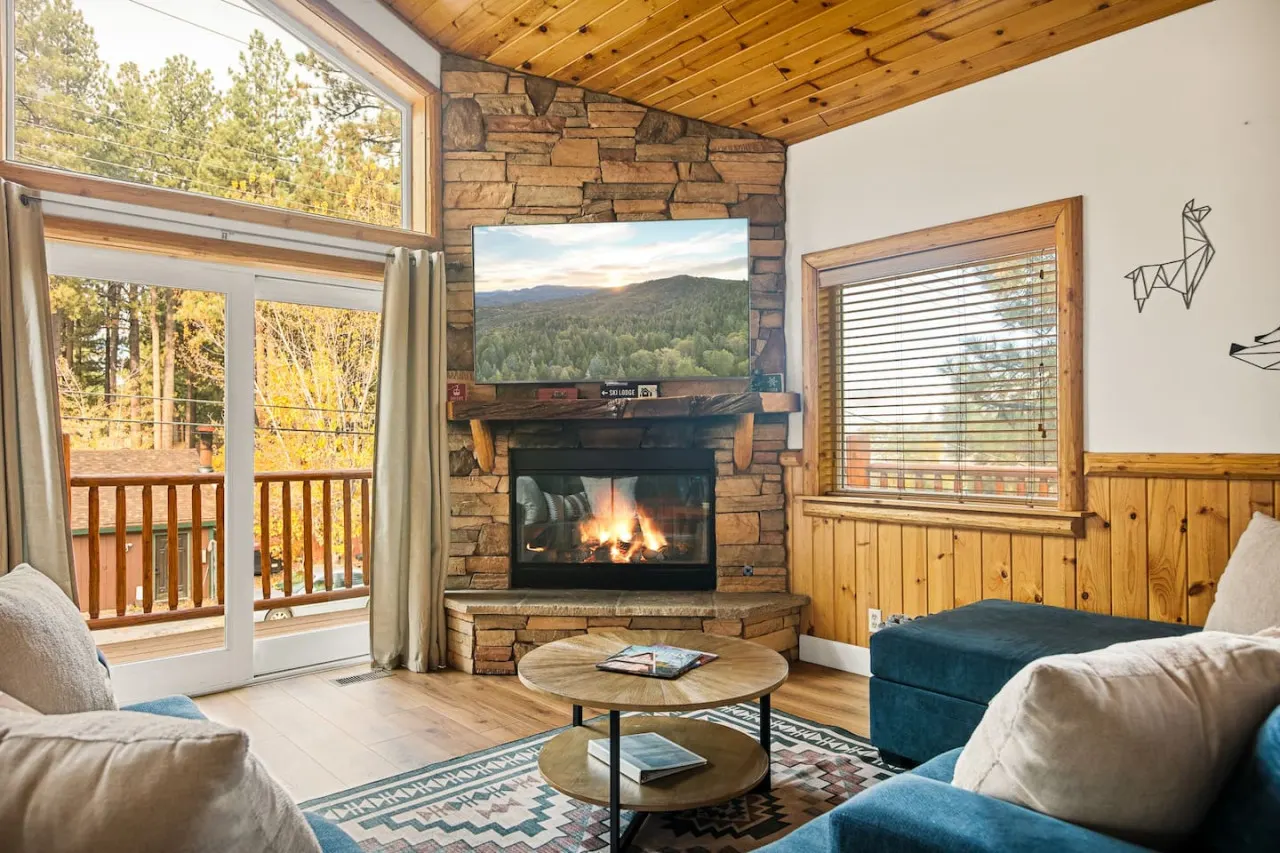 3BR Llama Bear Lodge | Hot Tub, Views & Game Room