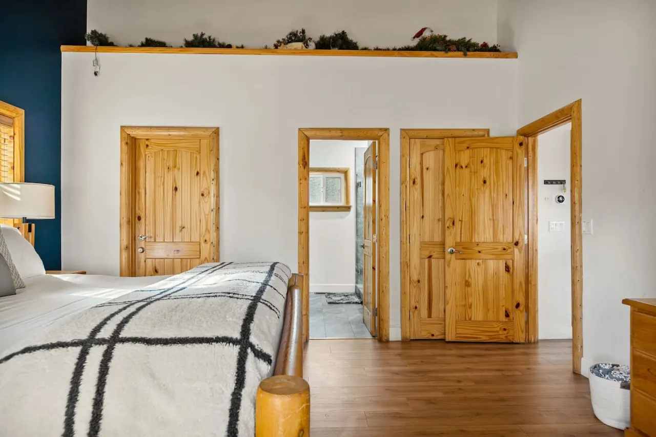 3BR Llama Bear Lodge Hot Tub, Views & Game Room 16