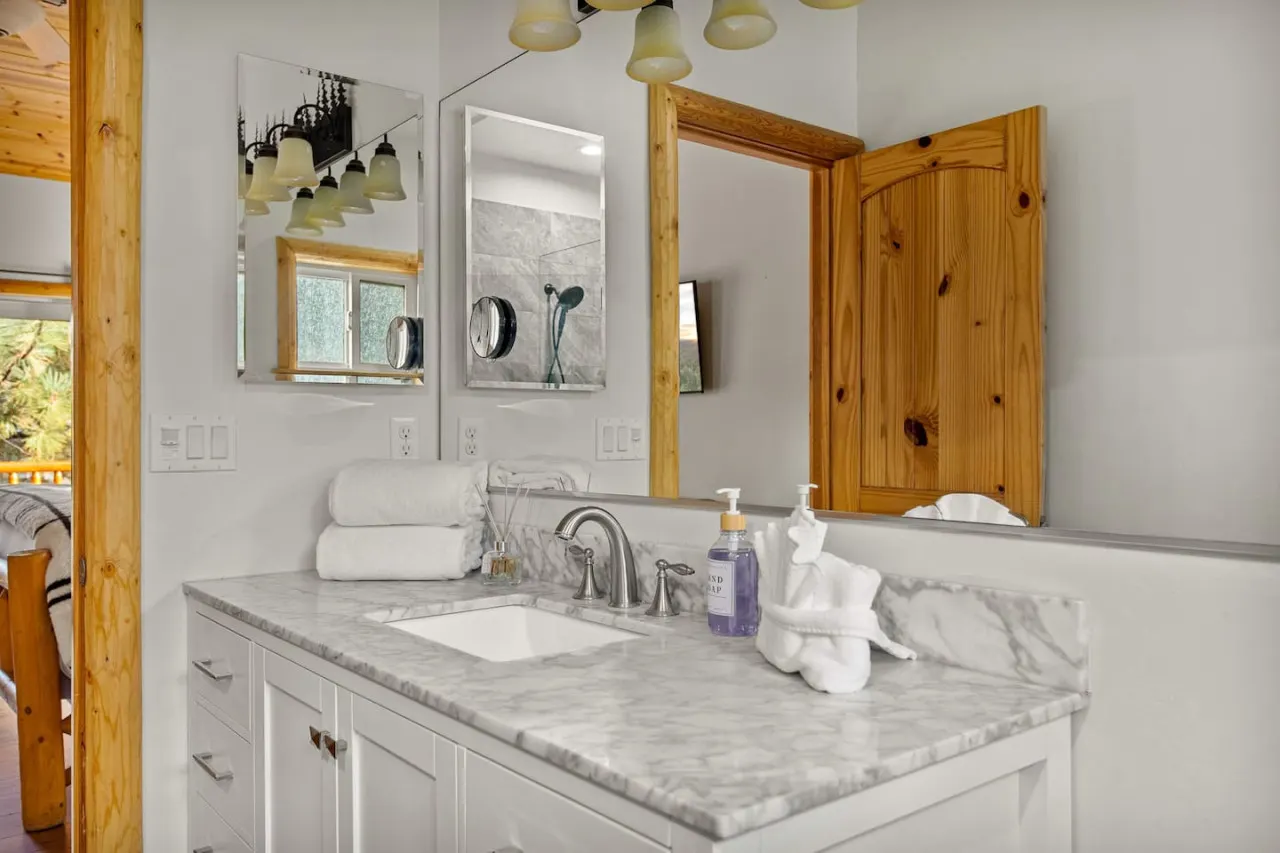 3BR Llama Bear Lodge Hot Tub, Views & Game Room 19