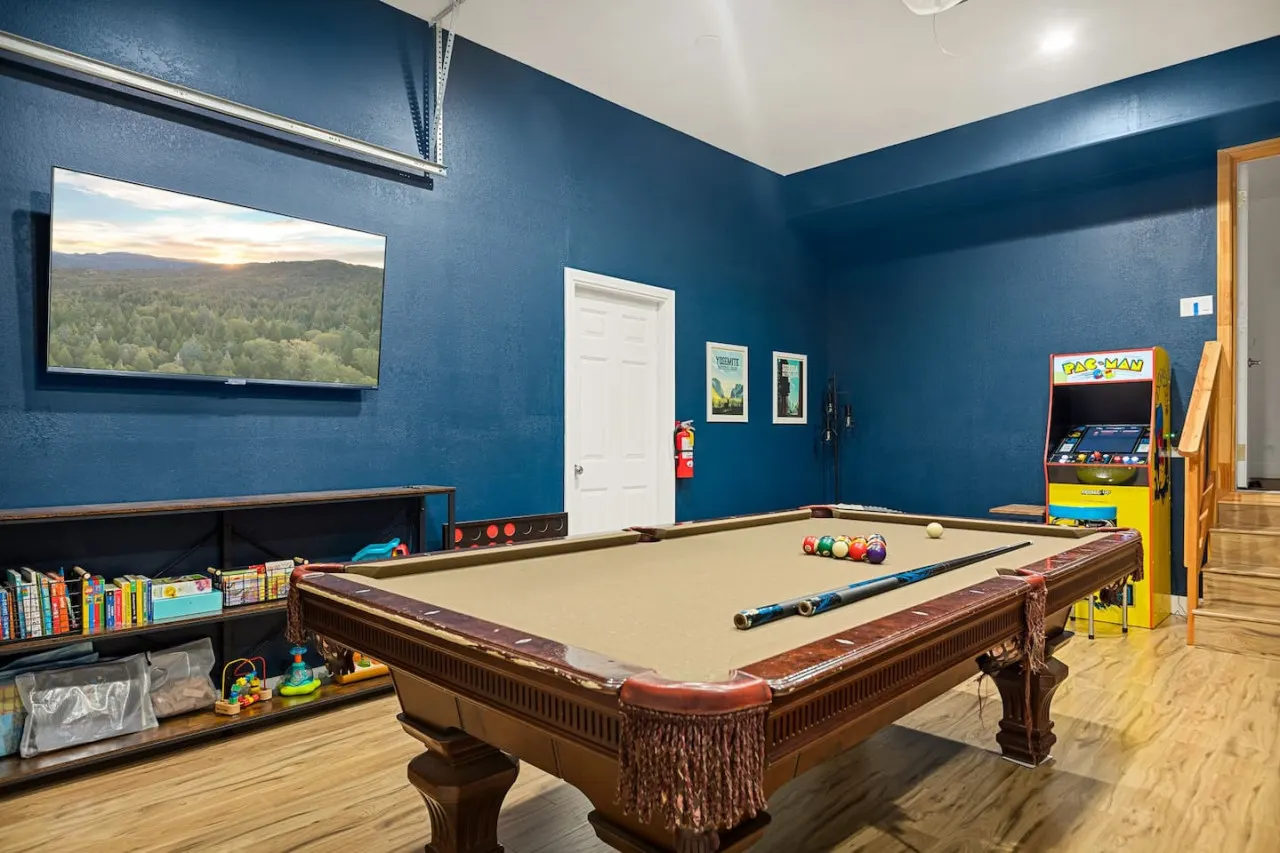 3BR Llama Bear Lodge Hot Tub, Views & Game Room 4