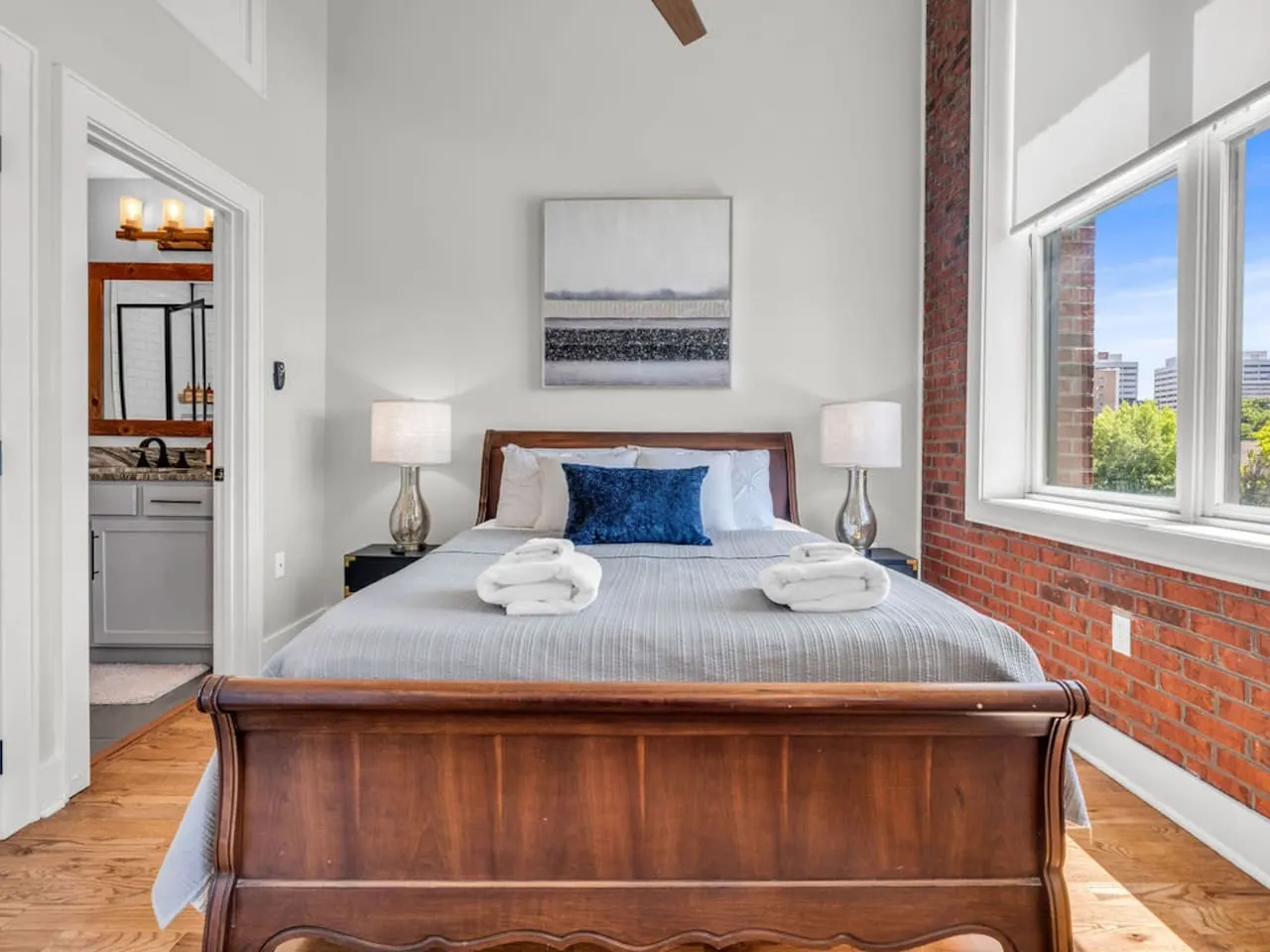 Luxury Corner Condo ~ Walk to Old City — photo 4