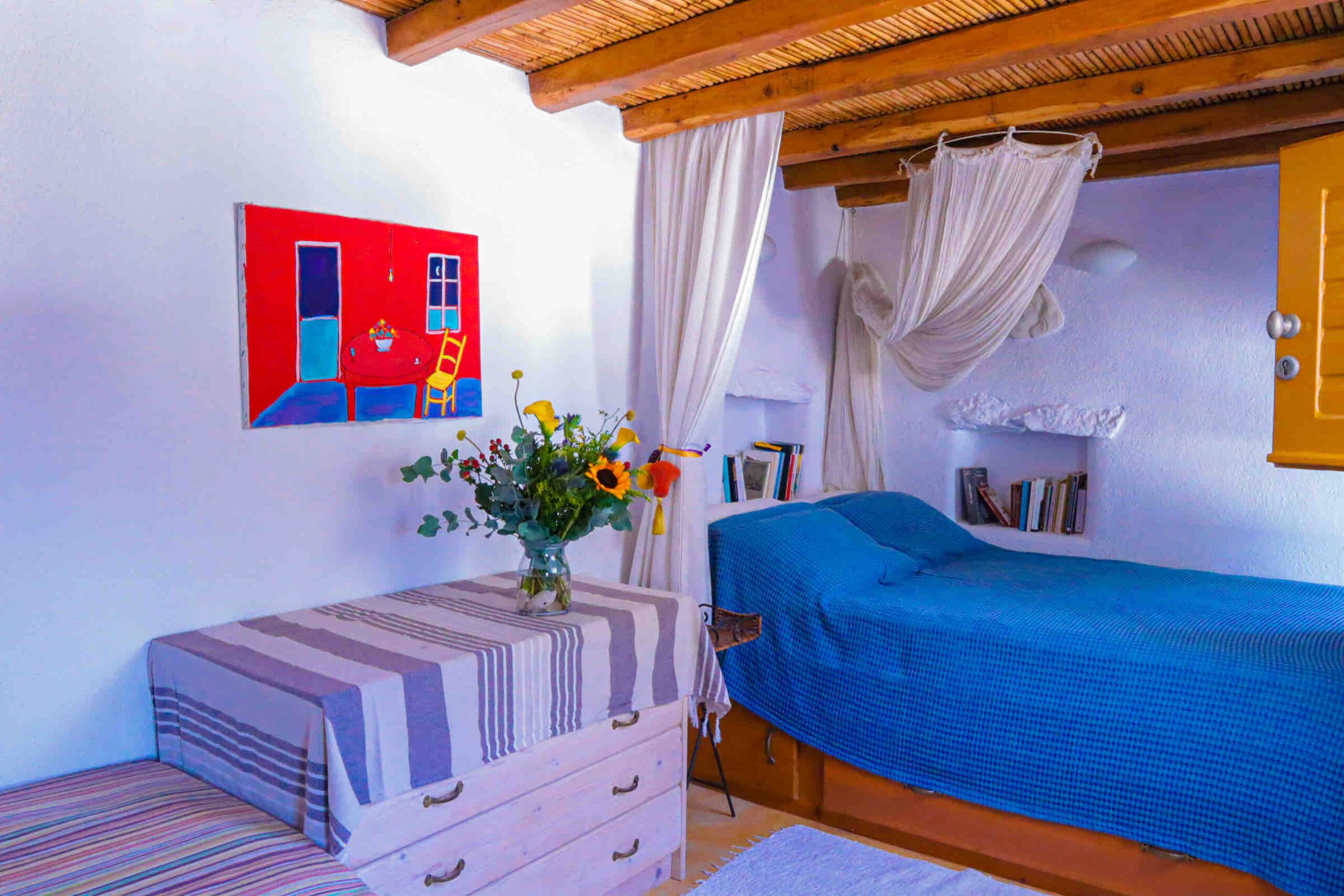 Cozy, heritage Cycladic home just above the beach 6
