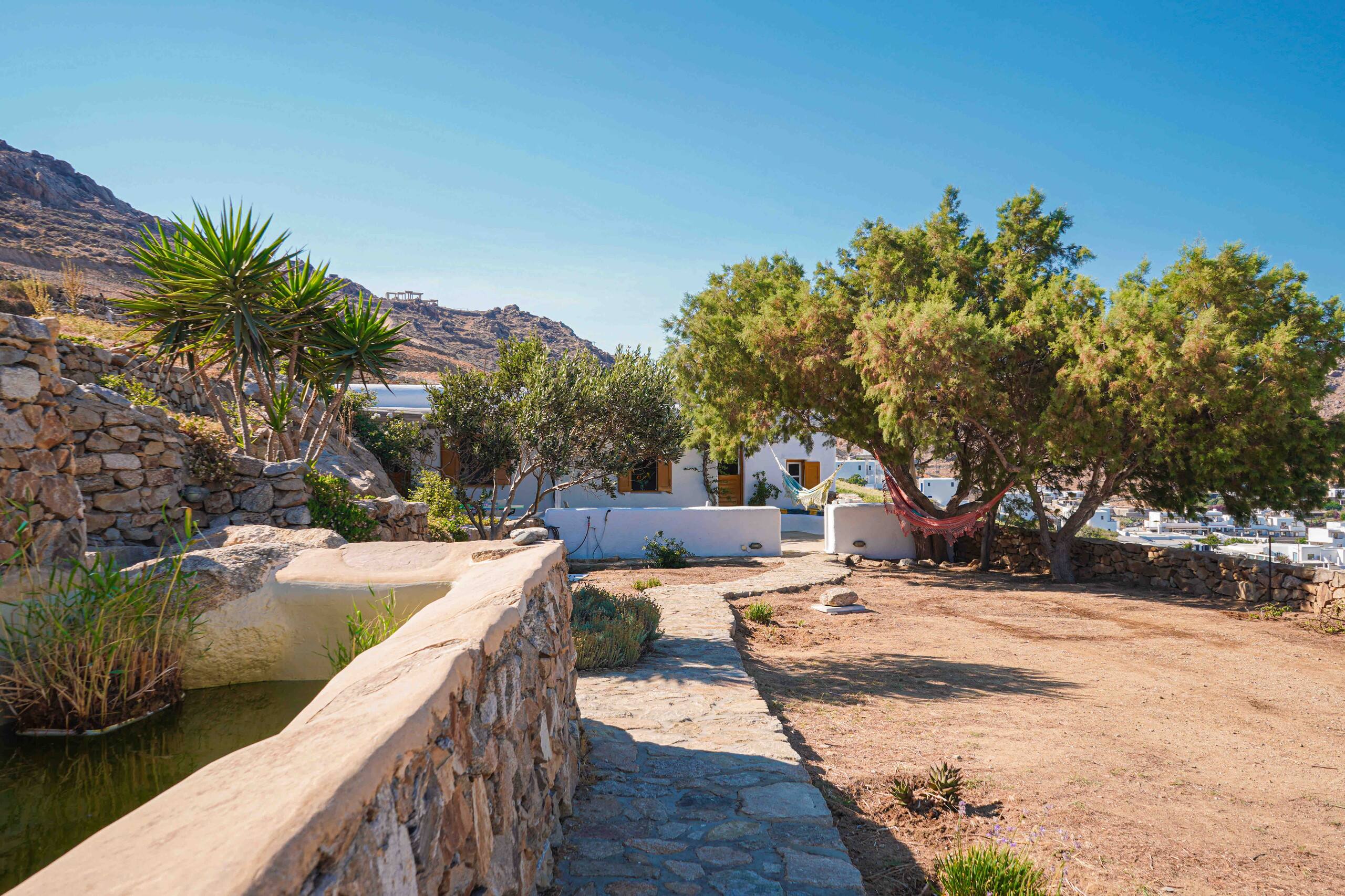 Cozy, heritage Cycladic home just above the beach 23