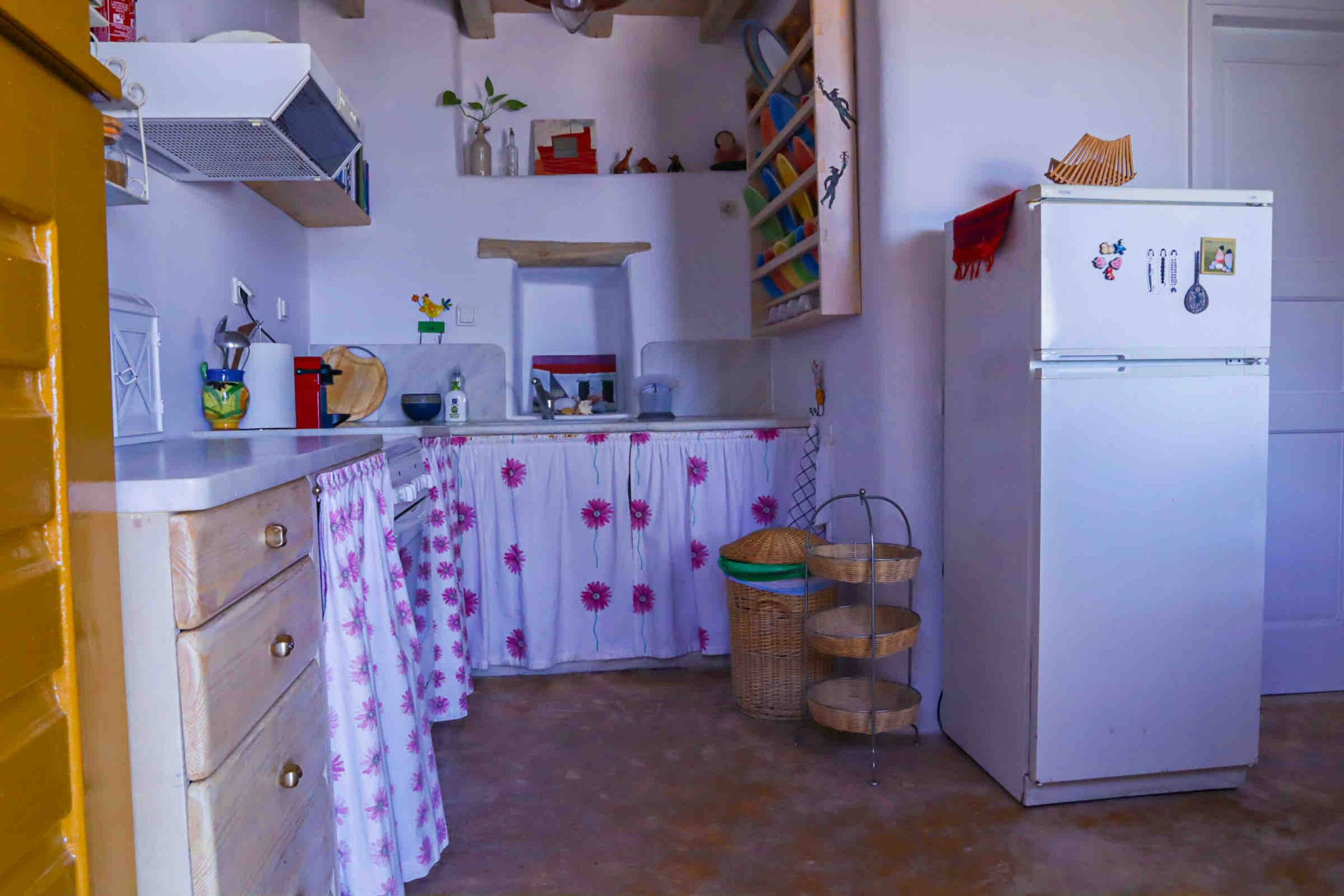 Cozy, heritage Cycladic home just above the beach 13