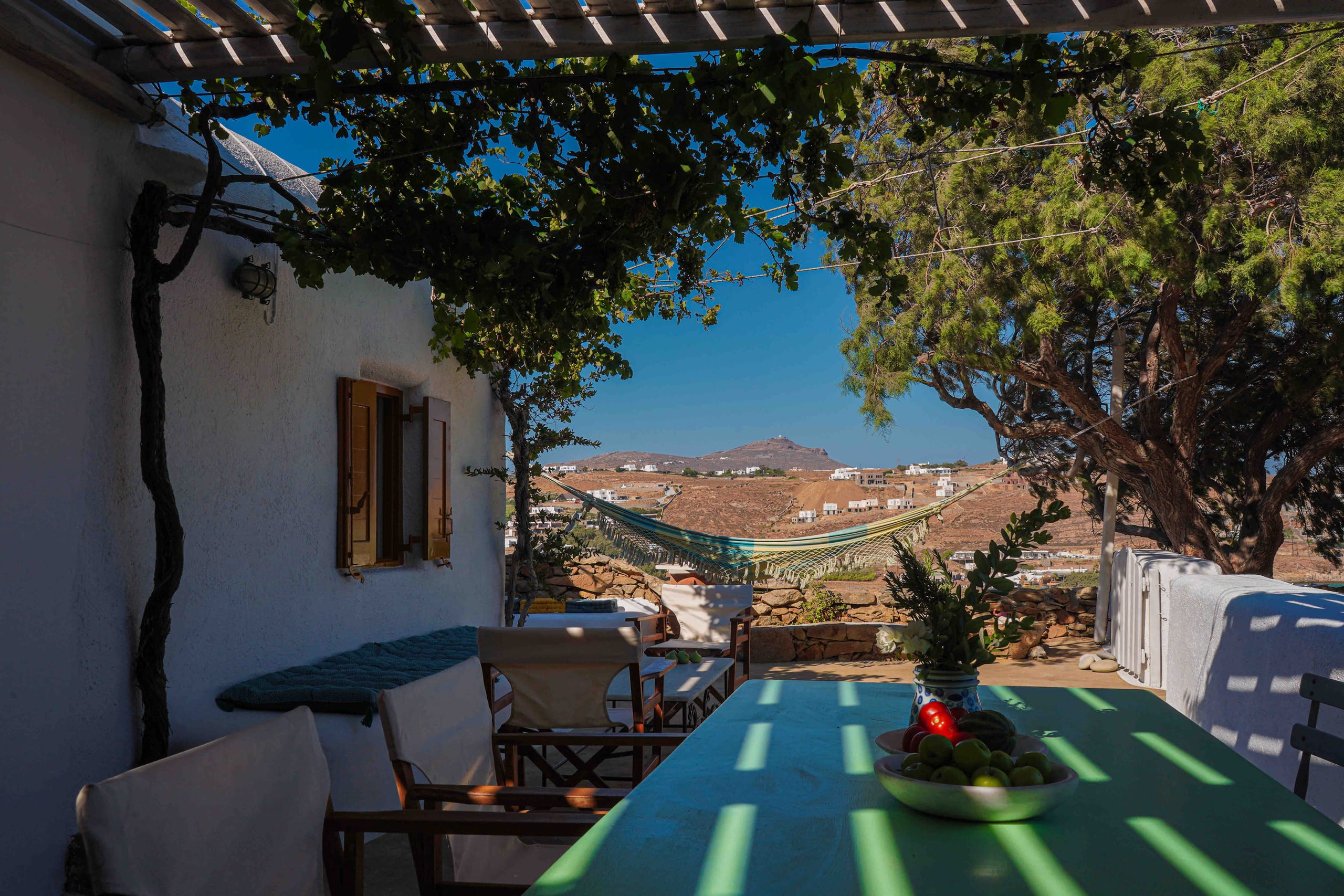 Cozy, heritage Cycladic home just above the beach