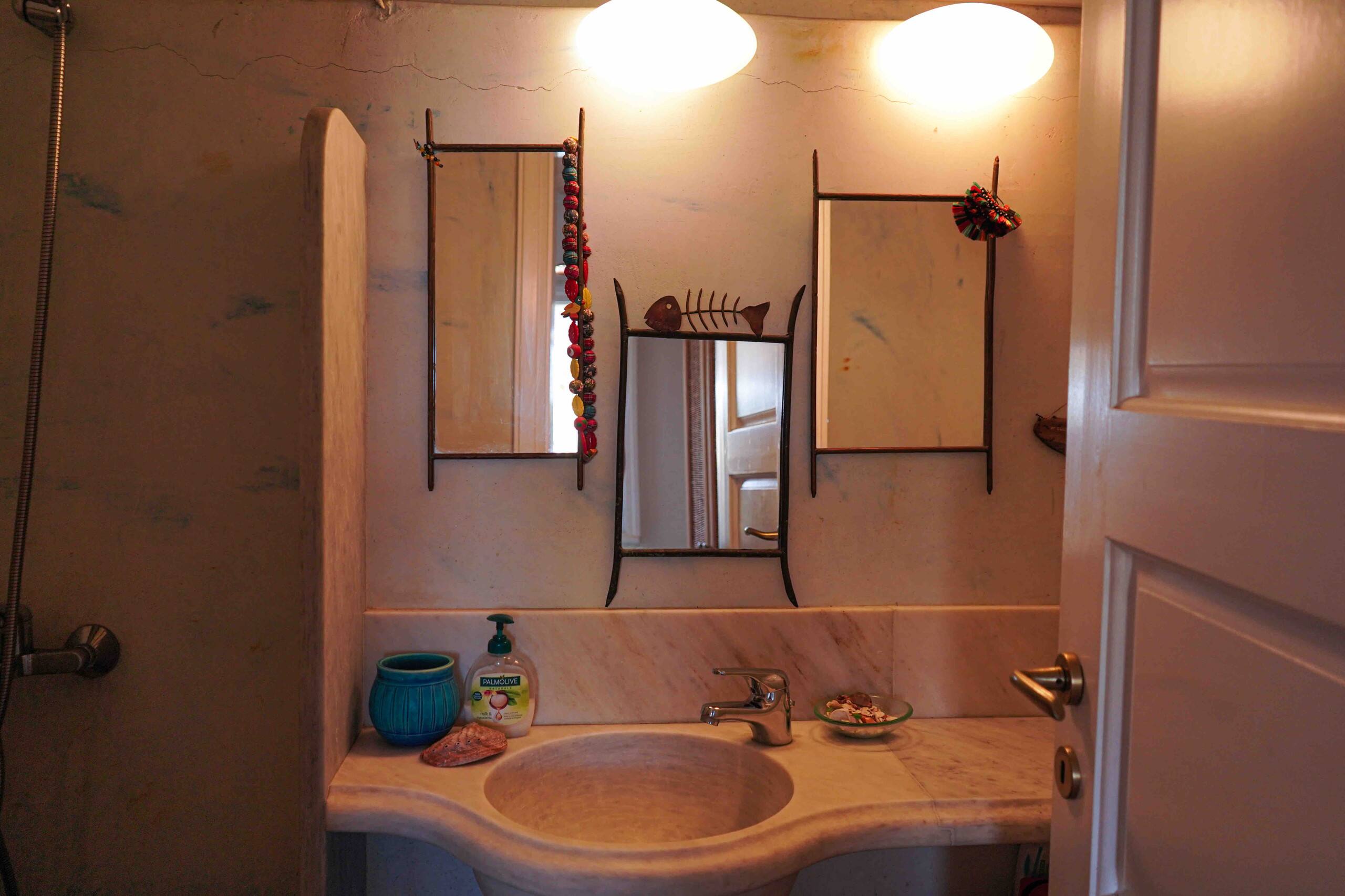 Cozy, heritage Cycladic home just above the beach 17