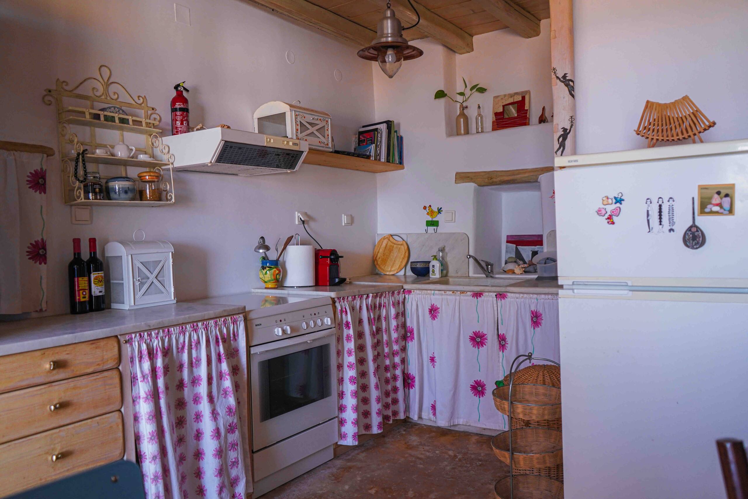 Cozy, heritage Cycladic home just above the beach 12