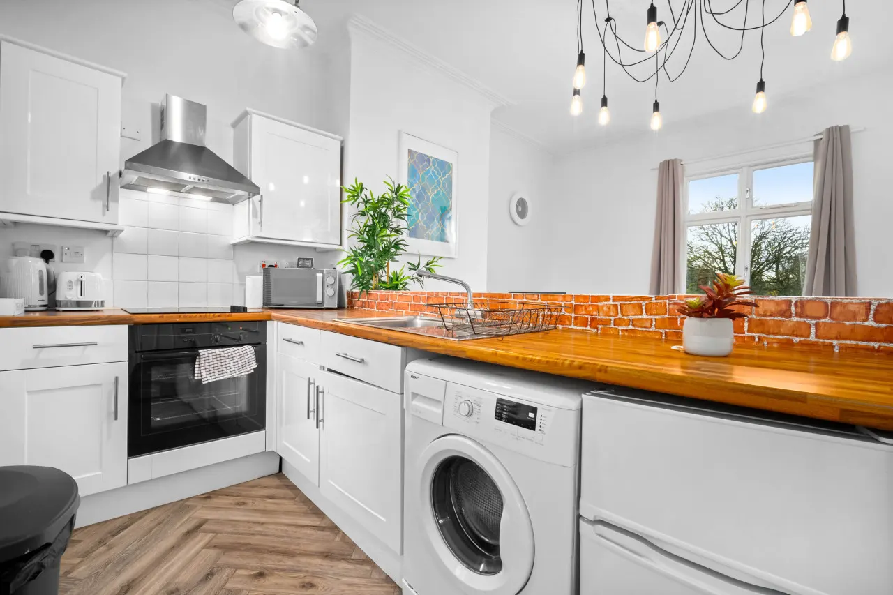 Modern Apartment - Parking - Fast WiFi - Wolverhampton — photo 3