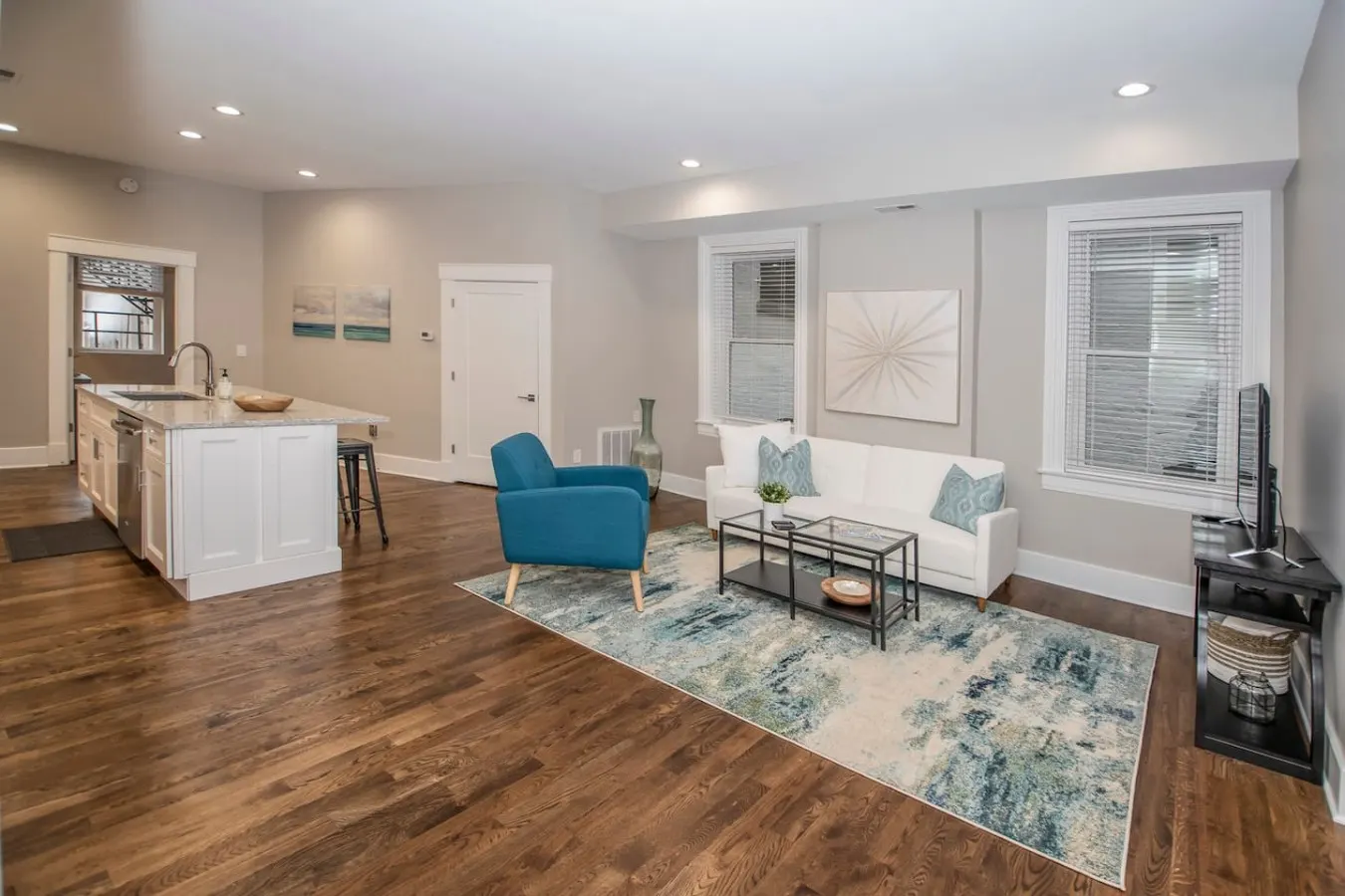 Gorgeous Condo Downtown, Gated Parking Included!