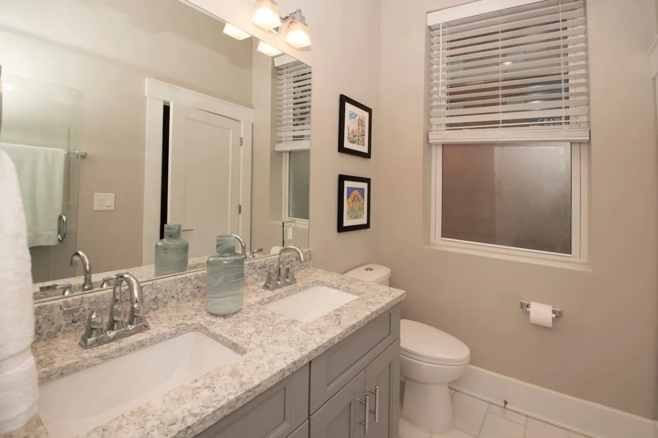 Gorgeous Condo Downtown, Gated Parking Included! 11