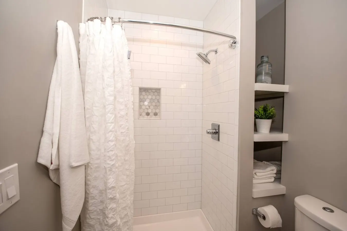 Gorgeous Condo Downtown, Gated Parking Included! 16