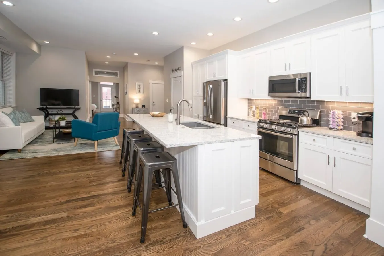 Gorgeous Condo Downtown, Gated Parking Included! 3