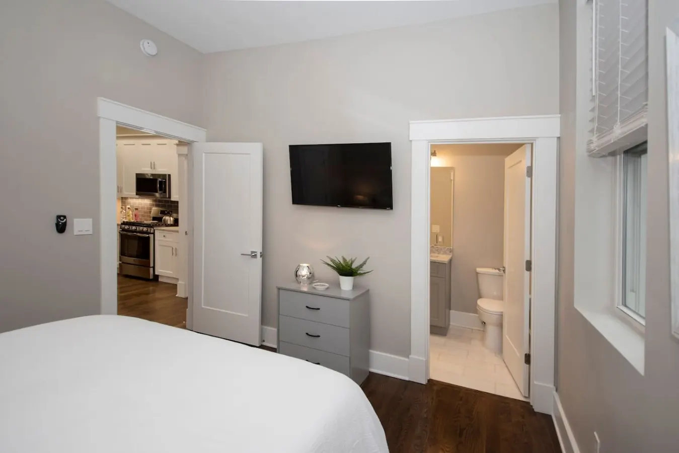 Gorgeous Condo Downtown, Gated Parking Included! 7