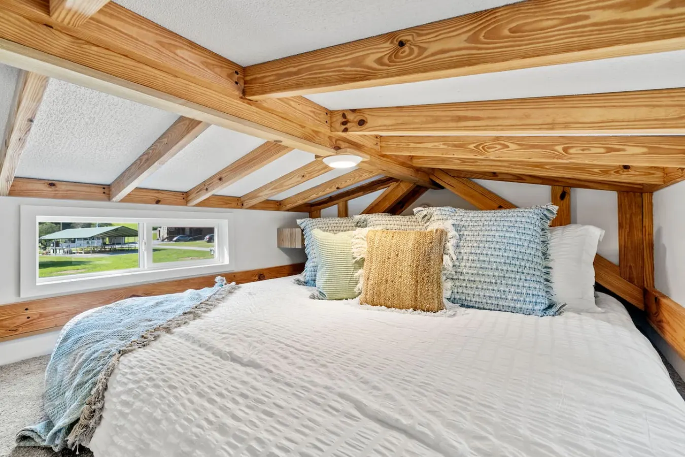 Breezy | Riverfront Tiny Home with King Bed & Deck — foto 2