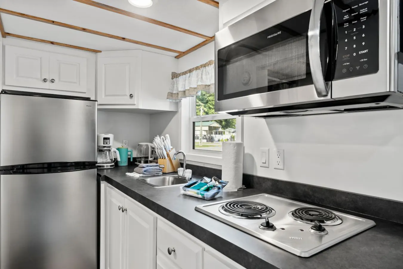 Breezy | Riverfront Tiny Home with King Bed & Deck — foto 4