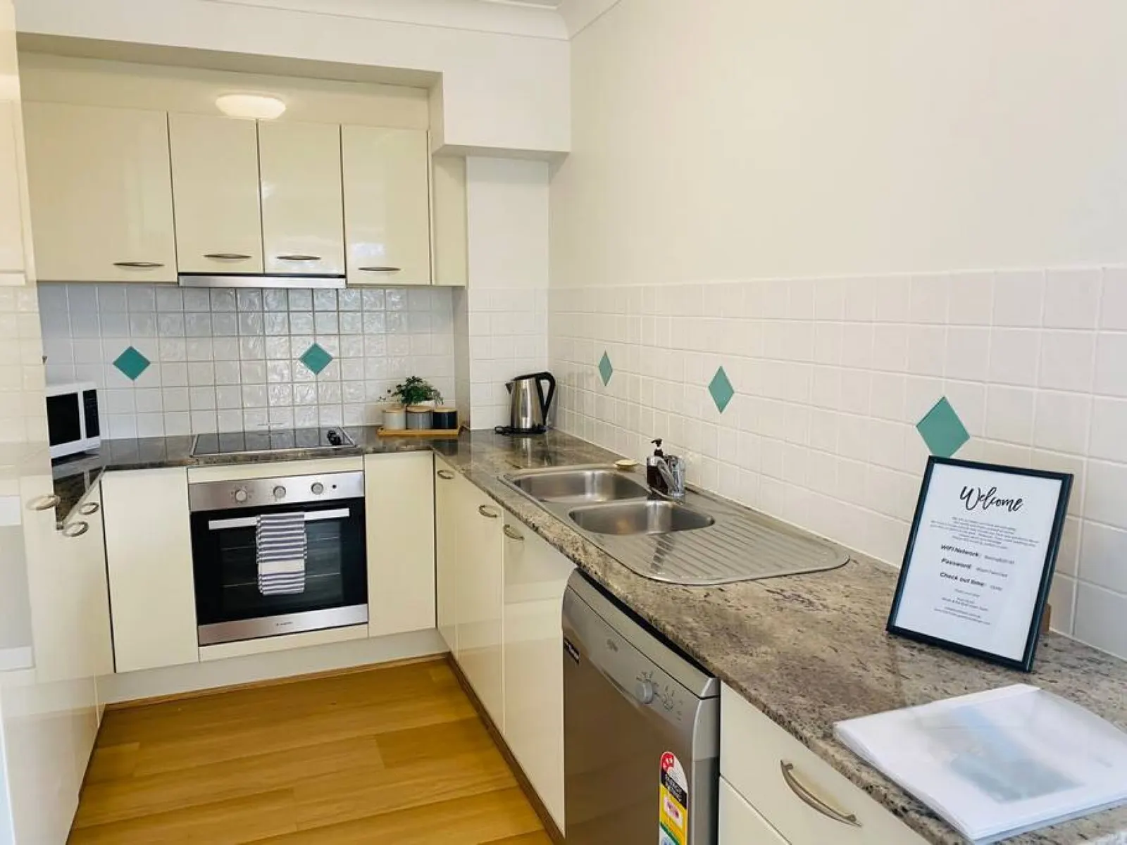 Mudjimba Beach 2min walk to Beach, Cafes & Village, The Sunny Coasts Hidden Gem with Pool 15