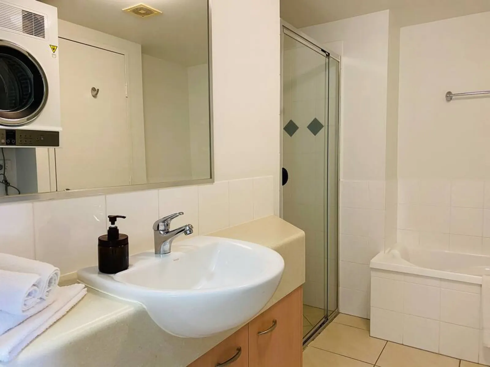Mudjimba Beach 2min walk to Beach, Cafes & Village, The Sunny Coasts Hidden Gem with Pool 16