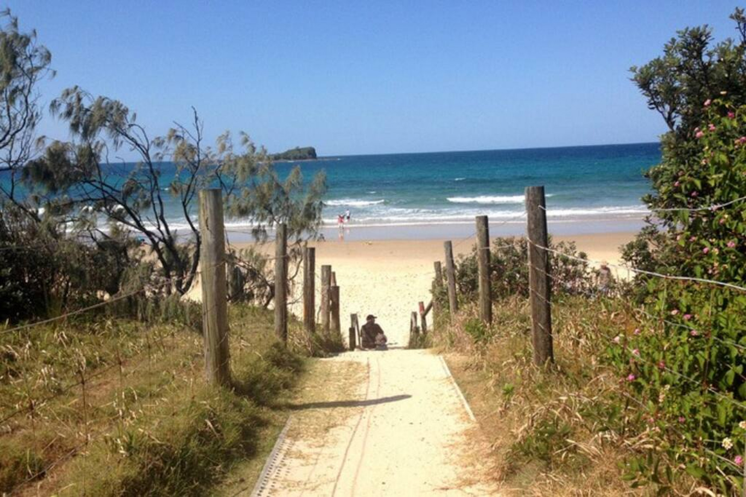 Mudjimba Beach · 2min walk to Beach, Cafes & Village, The Sunny Coasts Hidden Gem with Pool — photo 4