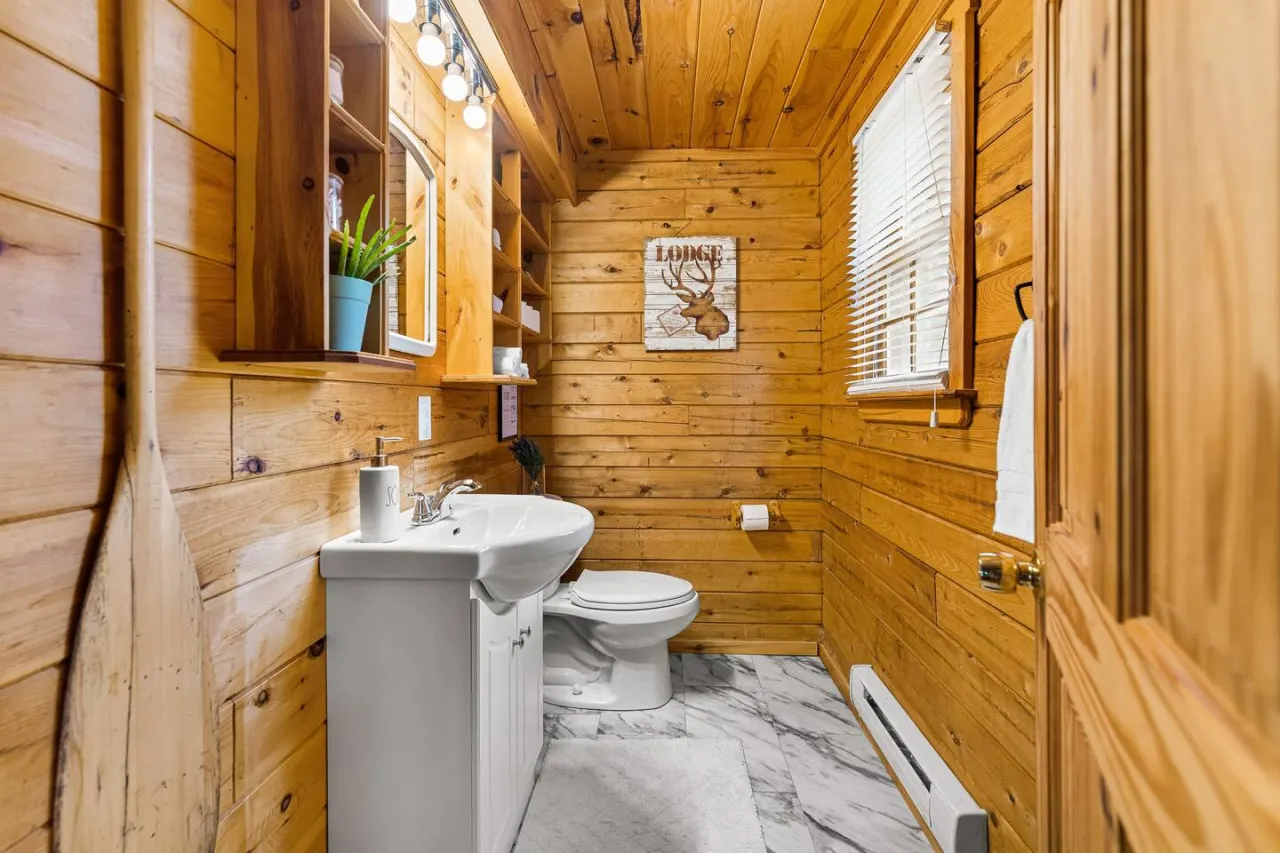 Knotty Pines 4 Bedroom with Waterfront Views 9