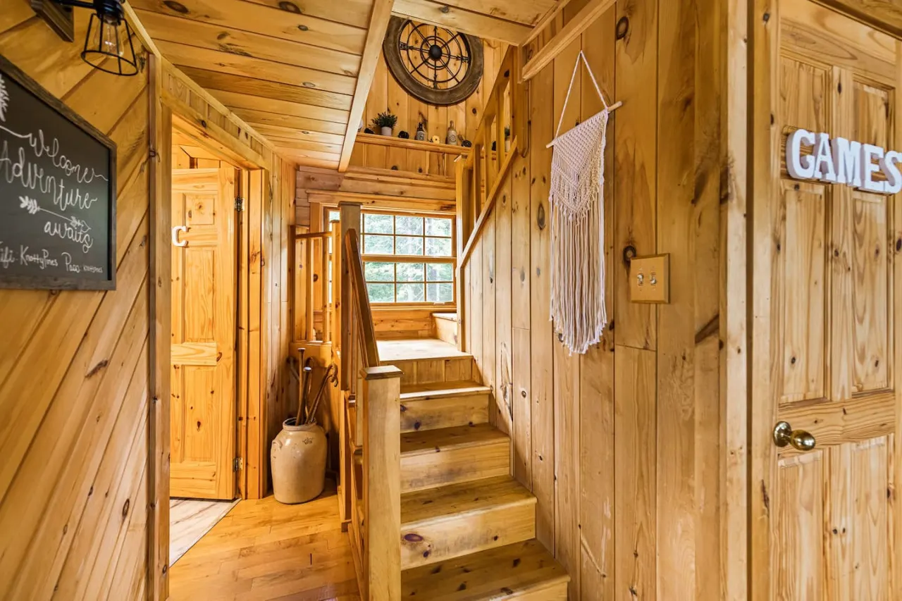 Knotty Pines 4 Bedroom with Waterfront Views 10