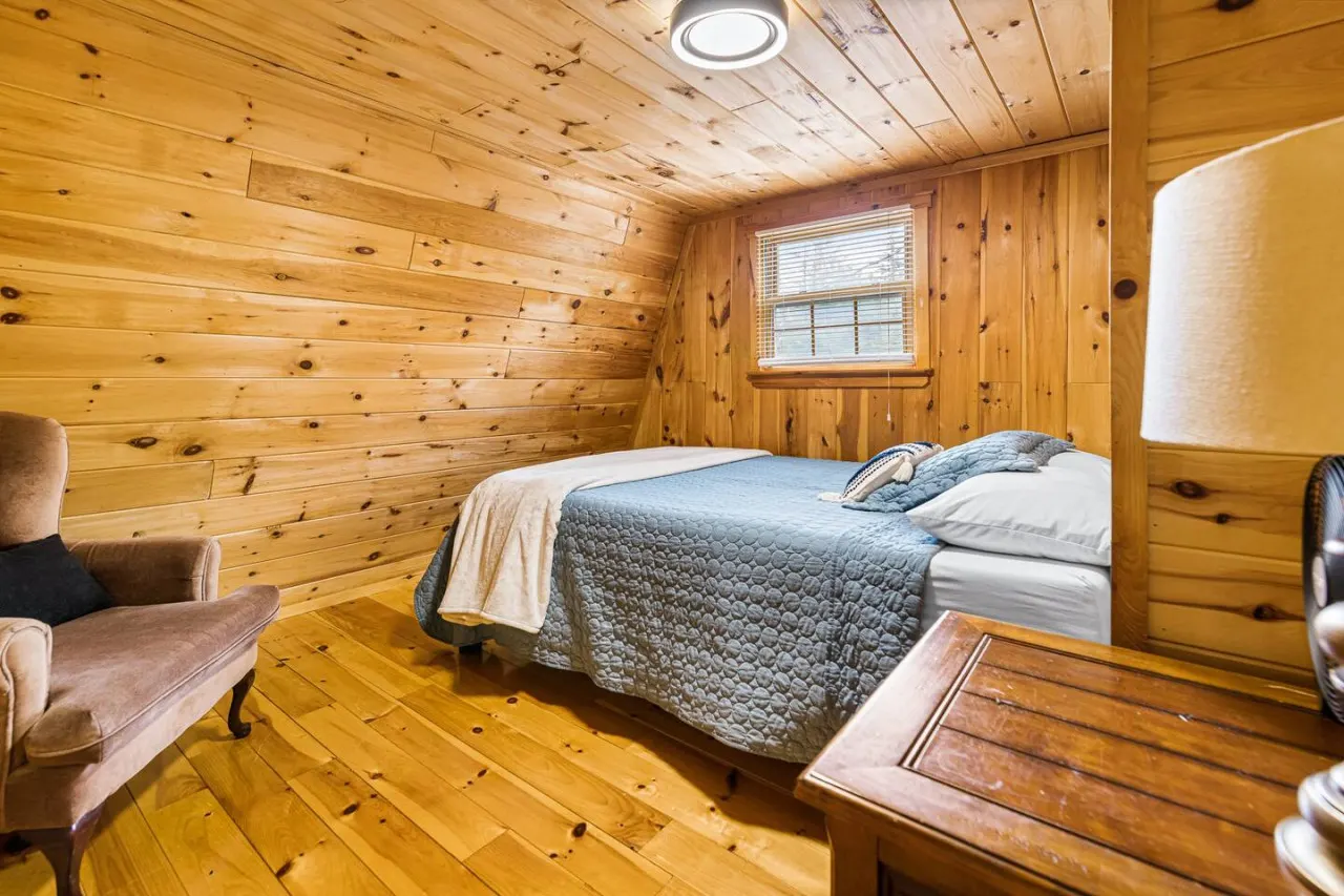 Knotty Pines 4 Bedroom with Waterfront Views 11