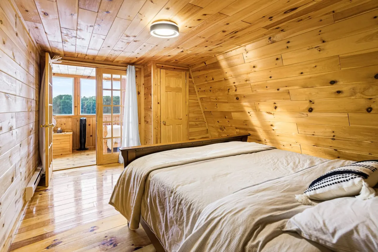 Knotty Pines 4 Bedroom with Waterfront Views 12