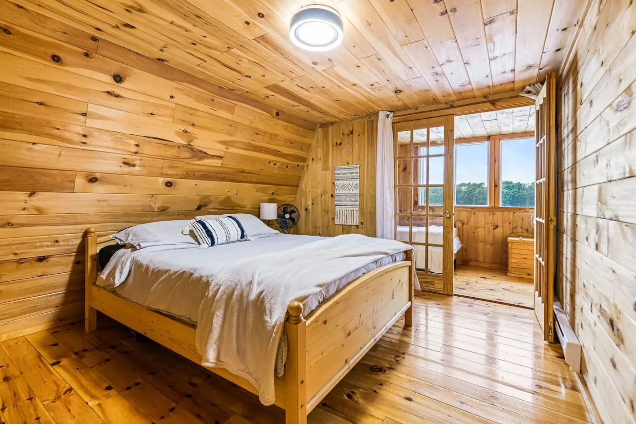 Knotty Pines 4 Bedroom with Waterfront Views 13
