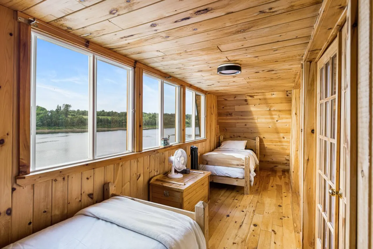Knotty Pines 4 Bedroom with Waterfront Views 15