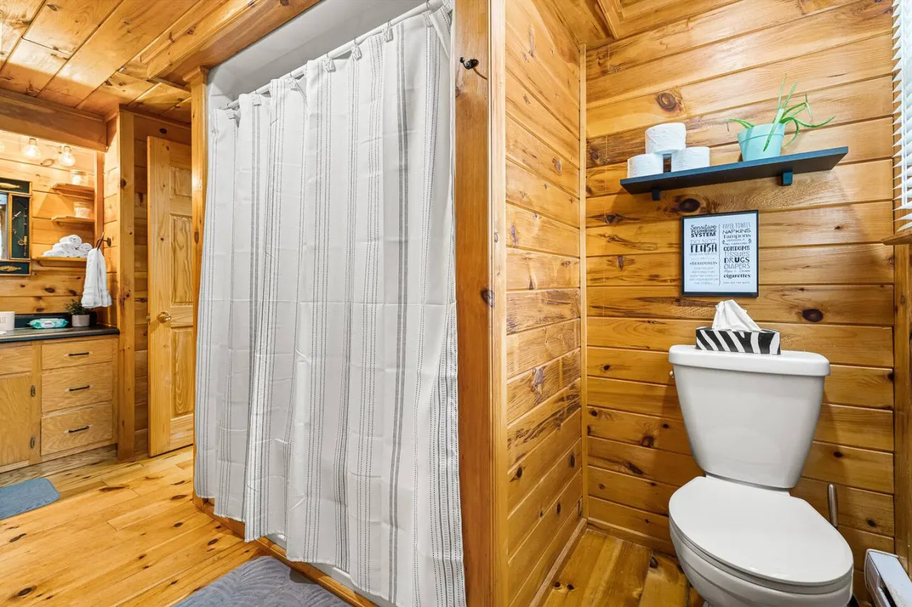 Knotty Pines 4 Bedroom with Waterfront Views 16