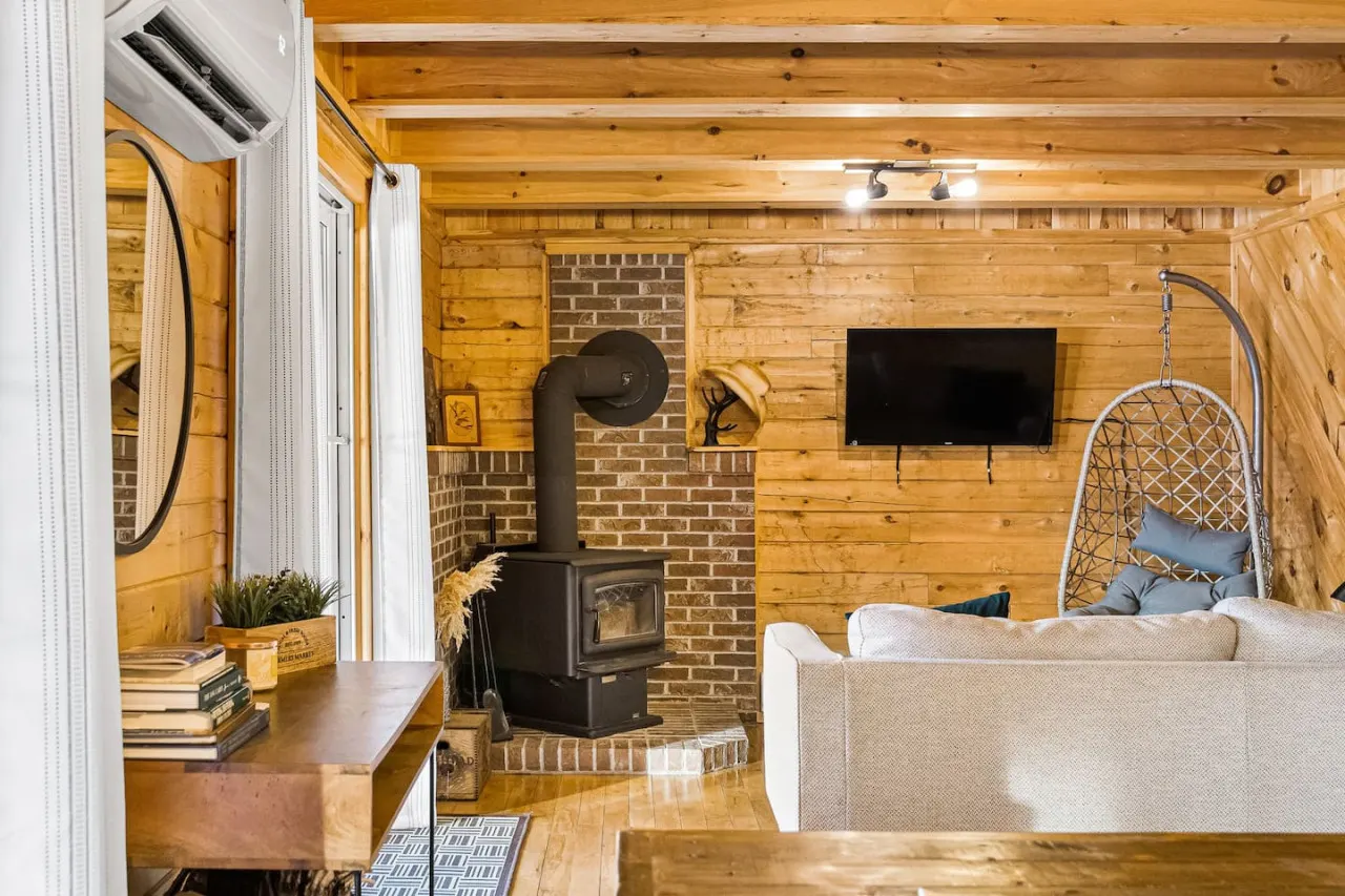 Knotty Pines 4 Bedroom with Waterfront Views 6