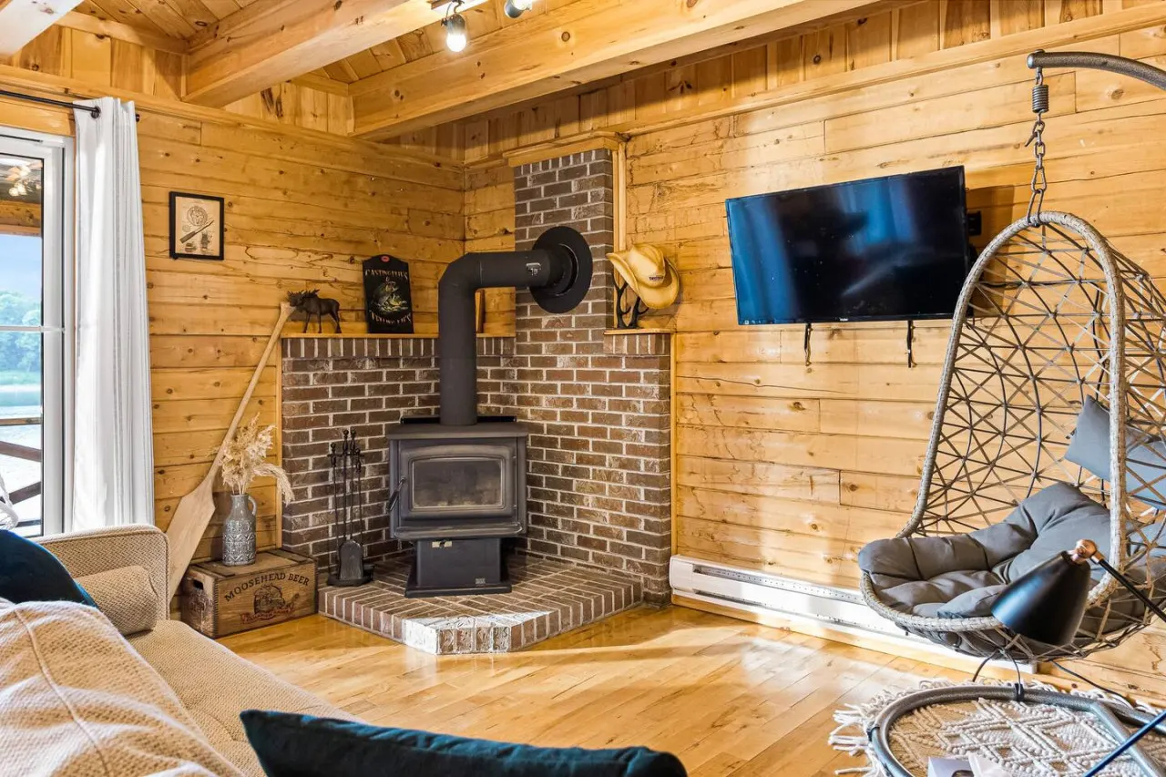 Knotty Pines 4 Bedroom with Waterfront Views 7