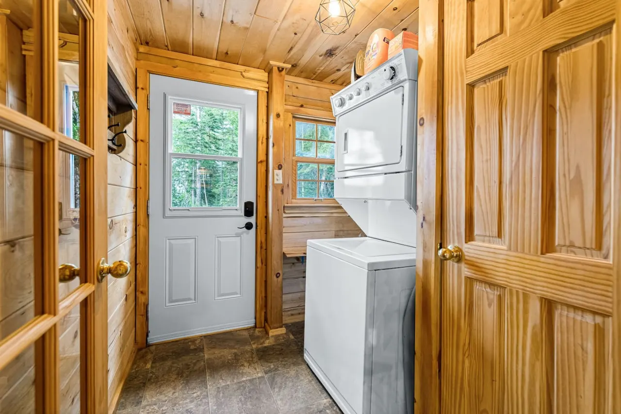 Knotty Pines 4 Bedroom with Waterfront Views 8