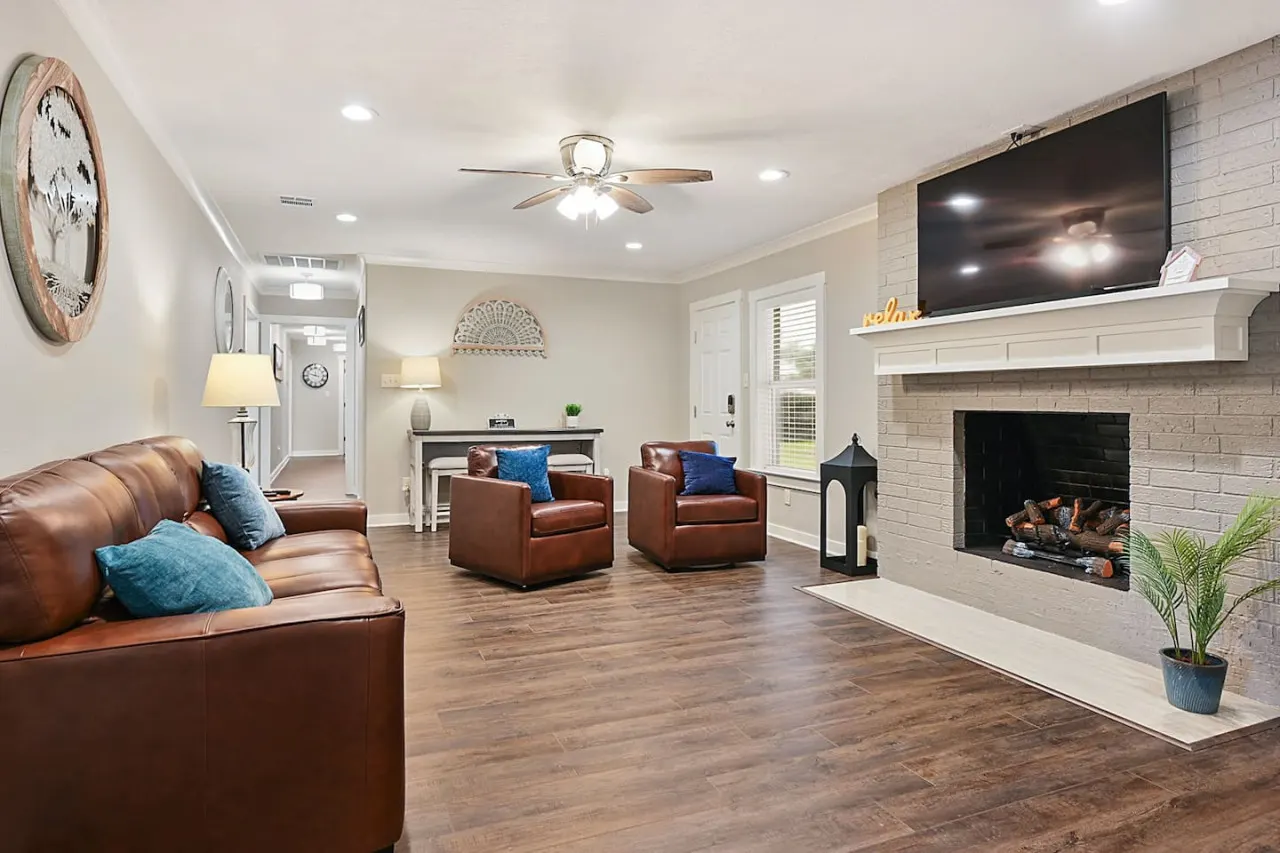 Three Oaks Estate: Sleeps 10+Large Yard