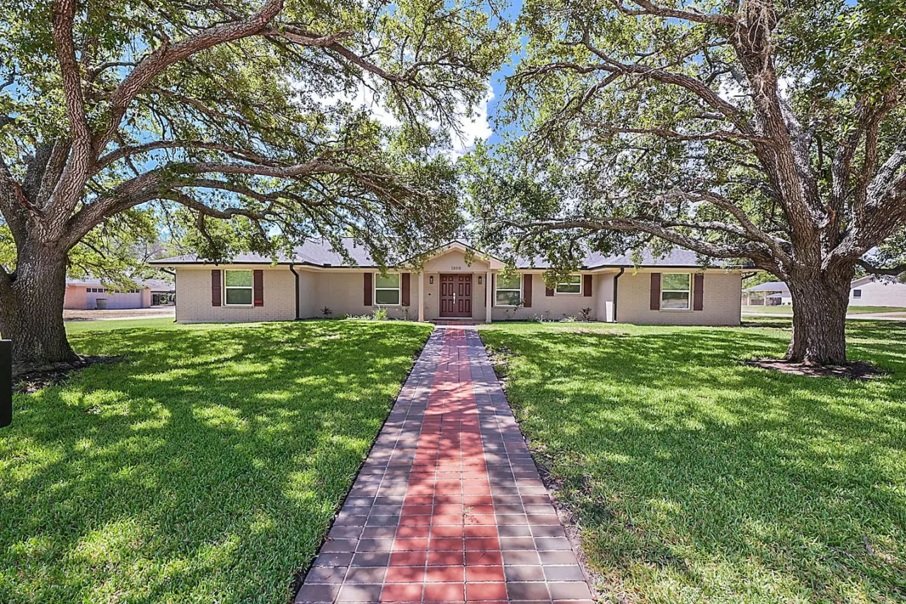Three Oaks Estate: Sleeps 10+Large Yard 2