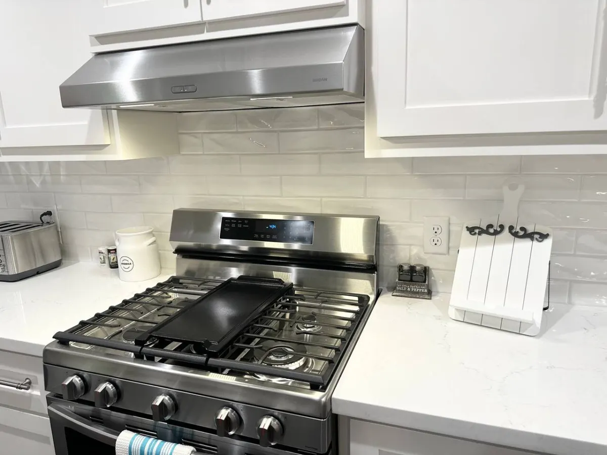 Three Oaks Estate: Sleeps 10+Large Yard 9