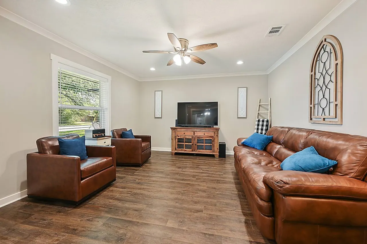 Three Oaks Estate: Sleeps 10+Large Yard 11