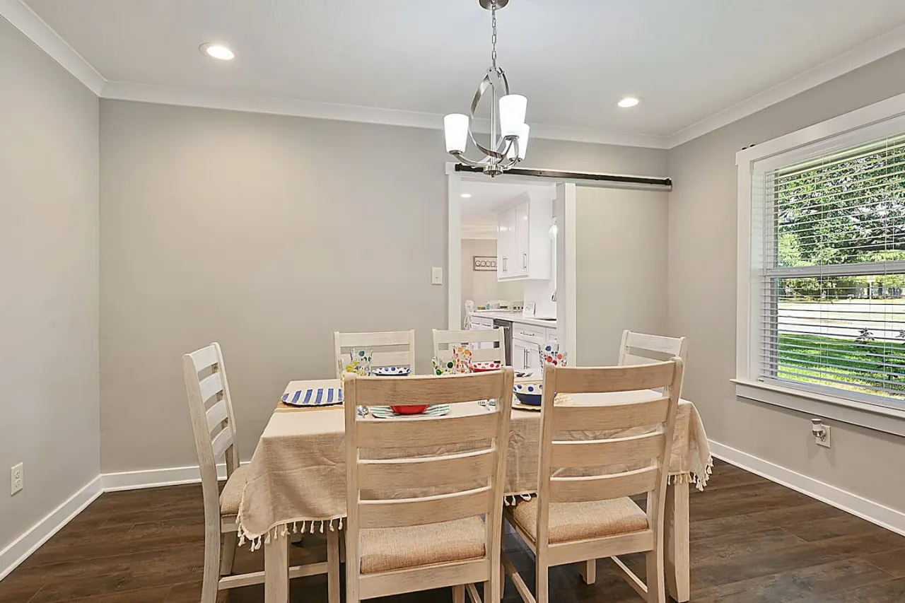 Three Oaks Estate: Sleeps 10+Large Yard 12