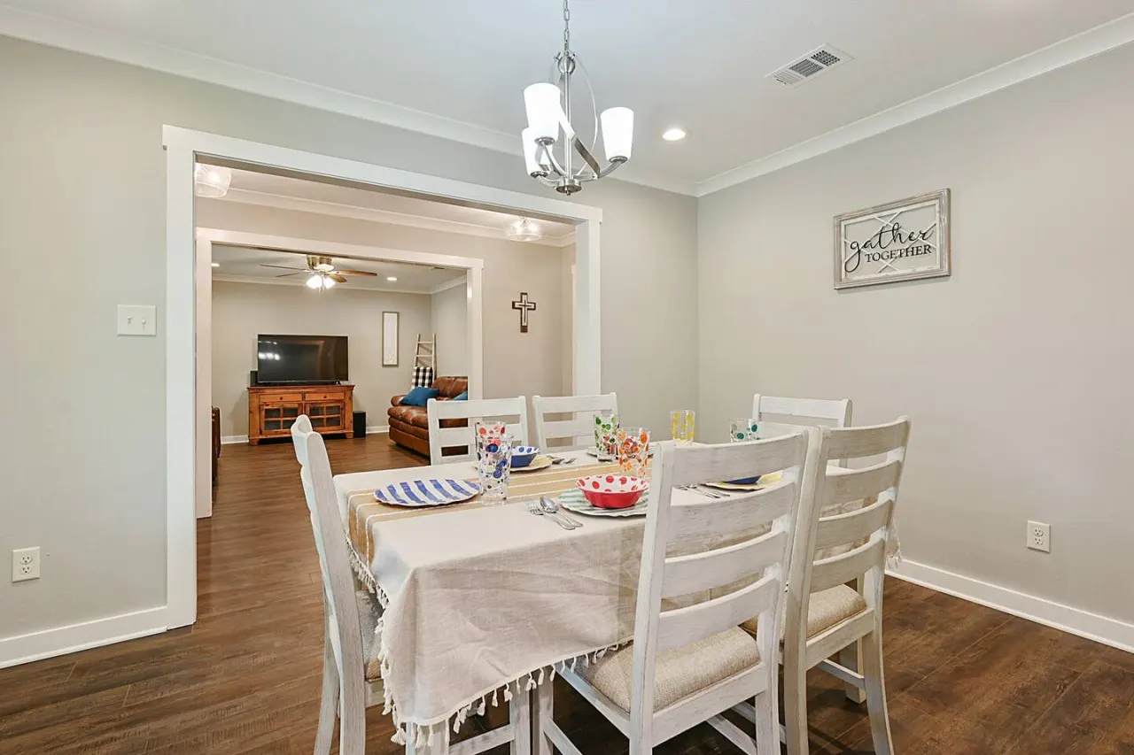 Three Oaks Estate: Sleeps 10+Large Yard 13