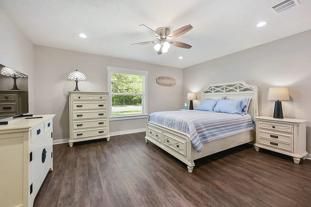 Three Oaks Estate: Sleeps 10+Large Yard 14