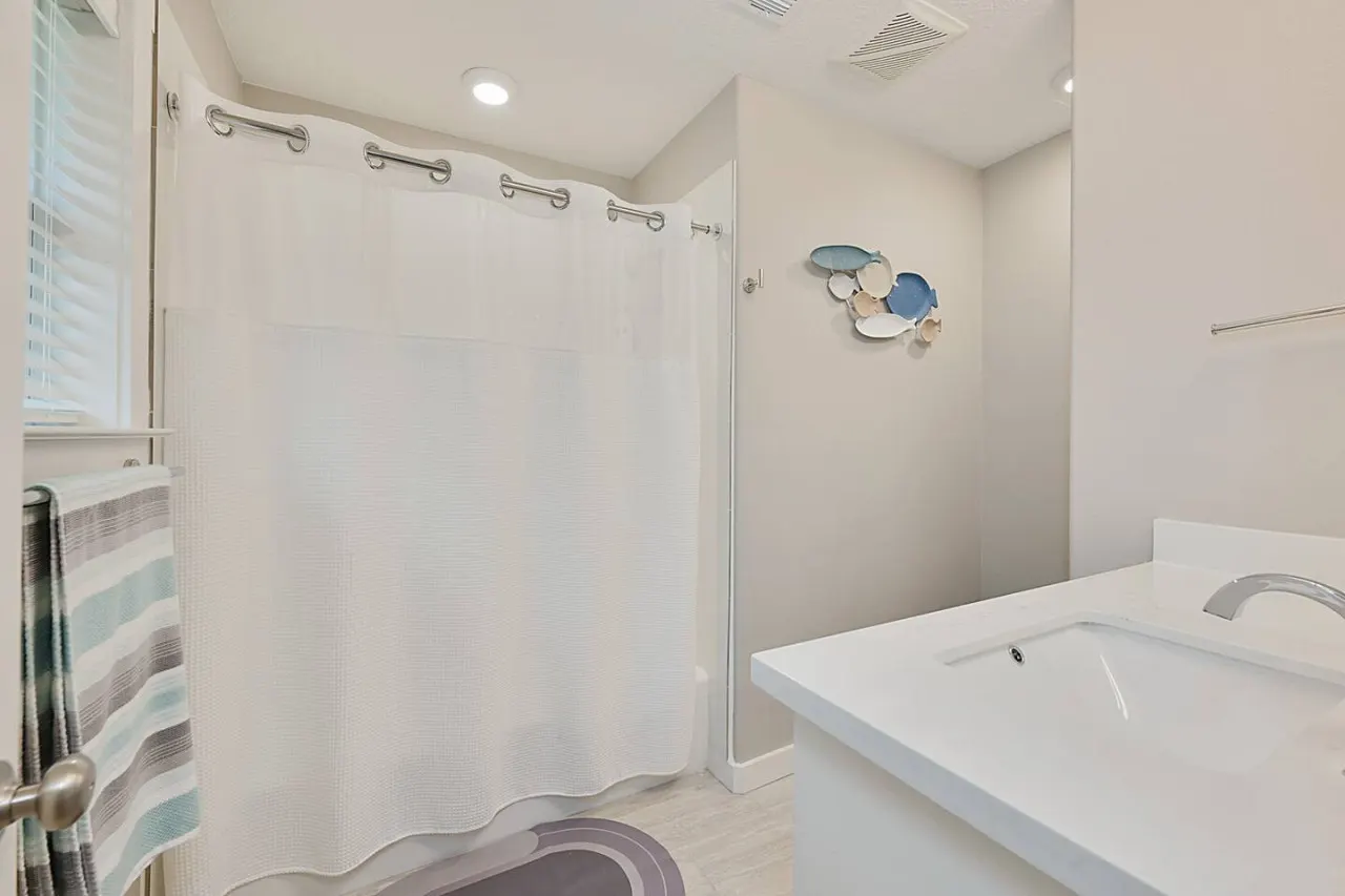 Three Oaks Estate: Sleeps 10+Large Yard 15