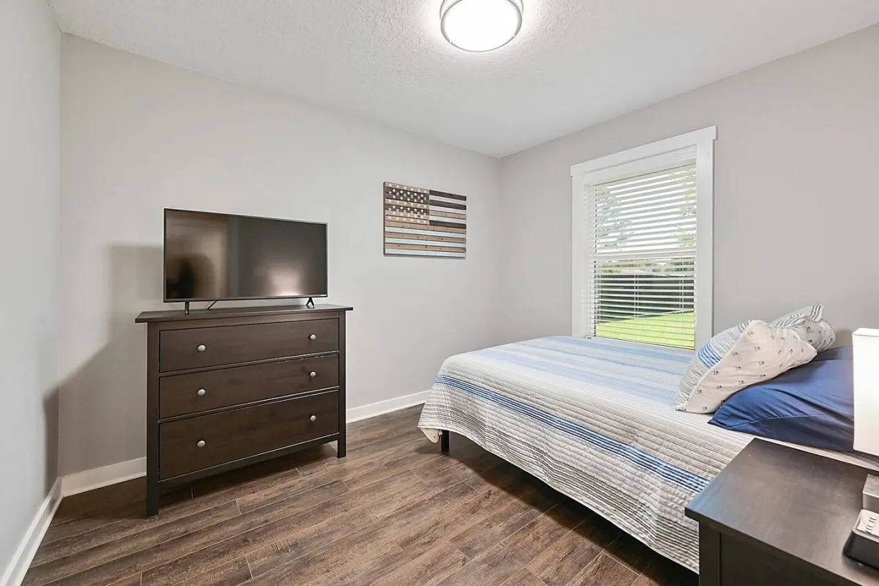 Three Oaks Estate: Sleeps 10+Large Yard 16
