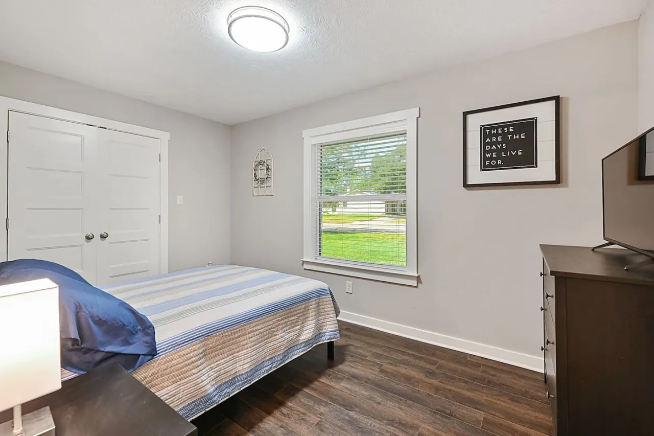 Three Oaks Estate: Sleeps 10+Large Yard 17